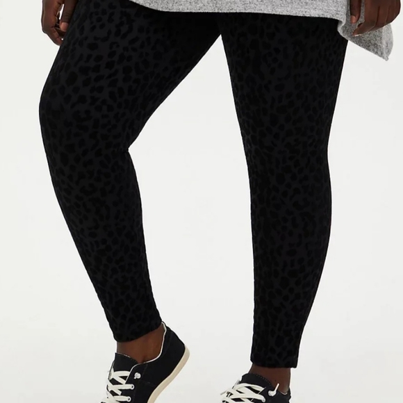 Torrid Studio Ponte Flocked Pull On Pixie Pant Leopard 1R NWT - Picture 2 of 4